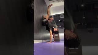 Hollowback on wall exercise