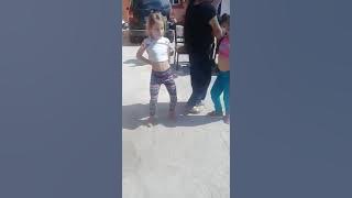 Cine danseaza mai bine Danisa care are pantaloni albaștri sau Andreea