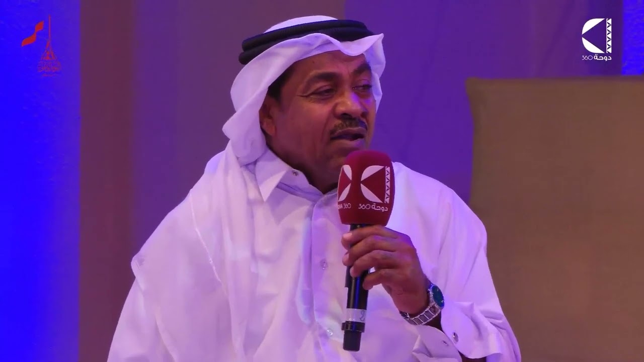 النهام عمر بو صقر مع فرقة لجبيلات للفنون الشعبية على مسرح درب الساعي