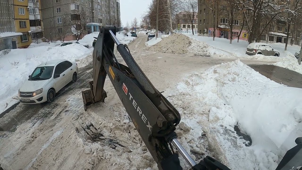 Начал вскрывать дорогу от льда на улице строителей.Погрузчик-экскаватор TEREX.