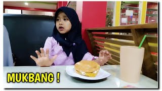 Sebelum Hunting Mainan Pembatas Buku Nafis MUKBANG BURGER Sambil Ke Playground Naik Odong Odong