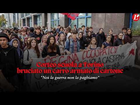 Video Corteo scuola a Torino, bruciato un carro armato di cartone