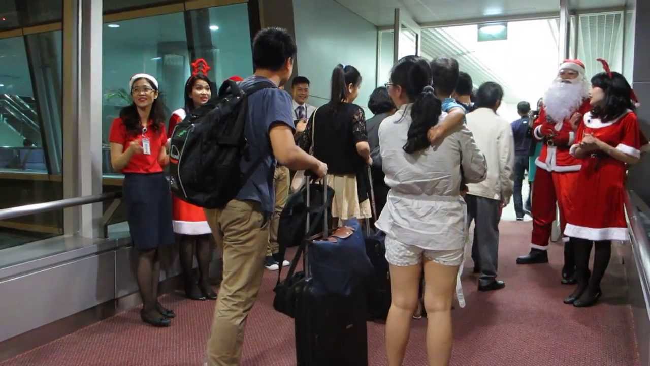 Singapore Airlines staff singing Christmas songs to welcome passengers ...