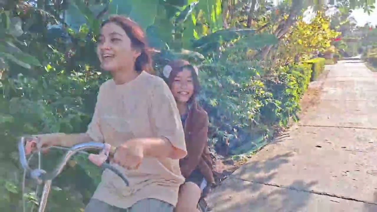 Lái xe đạp điện cùng tem kiểu