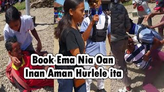 Inan Aman hurlele Tamba Book ema nia oan feto iha Dalan.