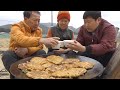 우중충한 날씨엔 막걸리 한 잔과 [[빈대떡(Bindae-tteok, mung bean pancake)]]요리&먹방!! - Mukbang eating show