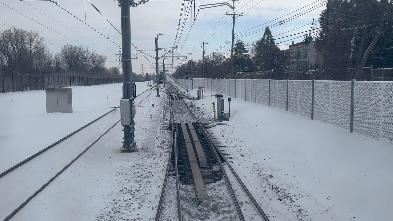 РЕДКОСТЬ: Монреальский поезд REM едет по ПРОТИВОПОЛОЖНОЙ стороне + НЕПРАВИЛЬНЫЕ объявления!