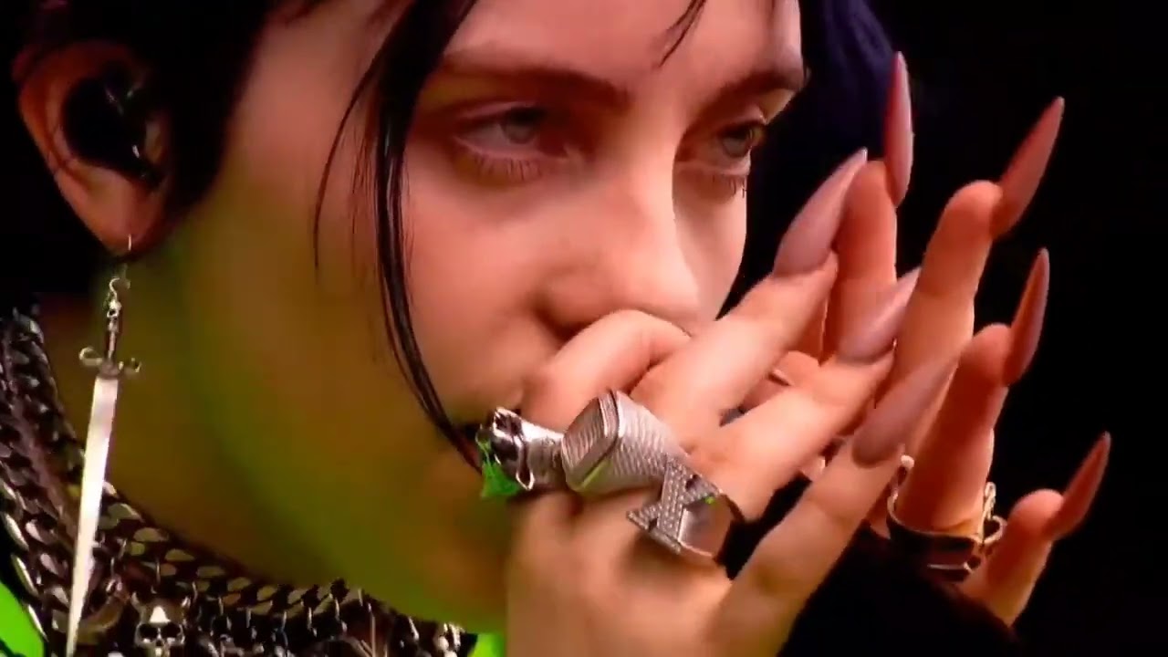Billie Eilish live 2019 with (you should see me in a crown)