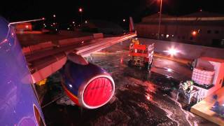 Southwest Airlines: How to Wash a Plane