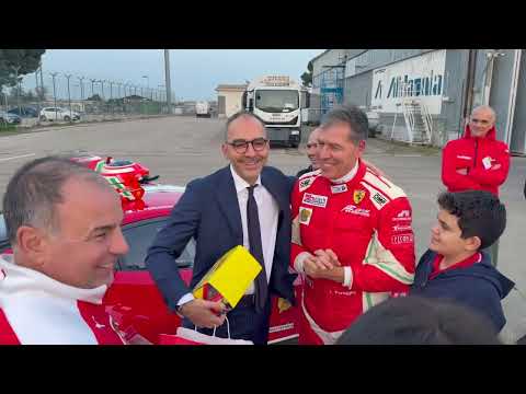 Video L'aeroporto di Foggia diventa una pista dove ha corso la Ferrari. A guidarla è il pilota Peruggini