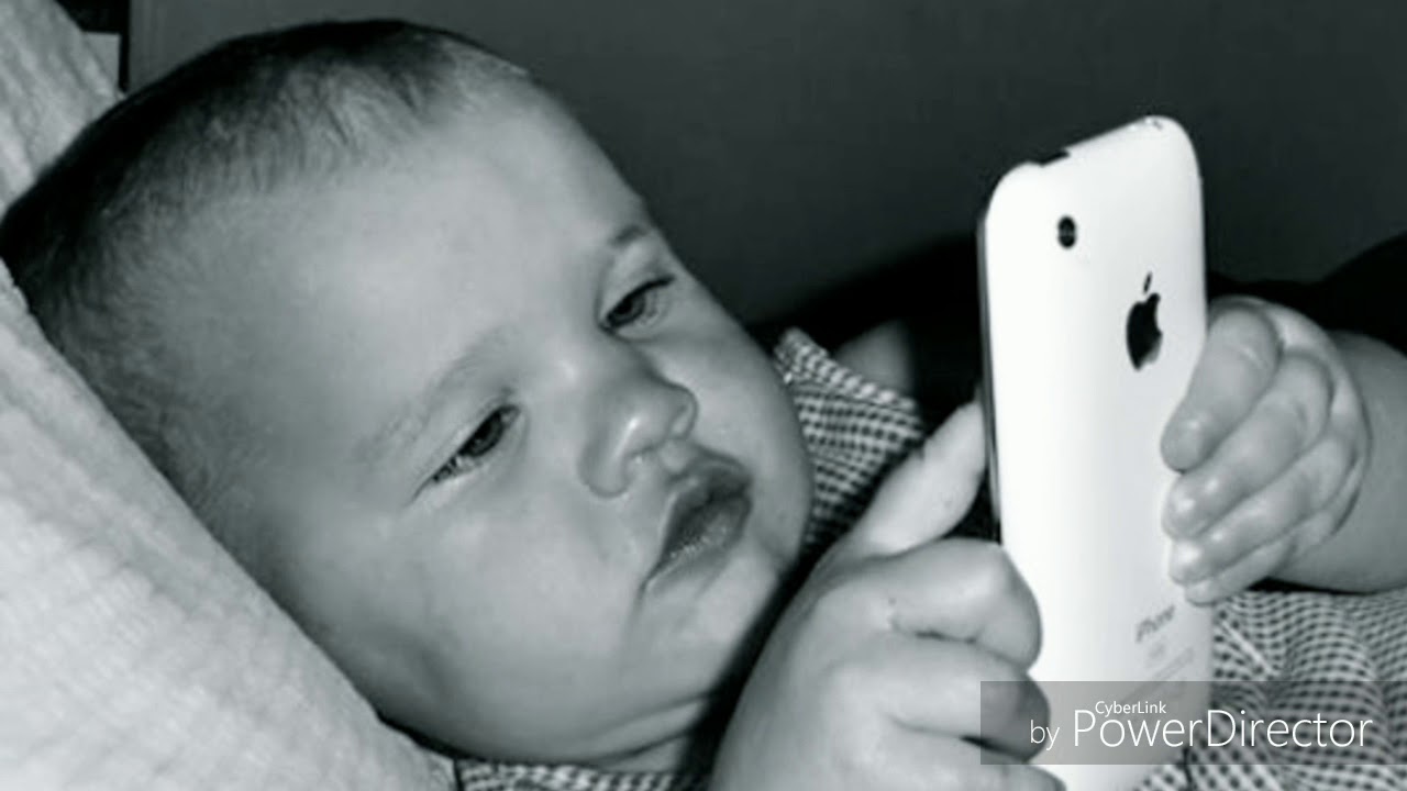 Можно ли ребенку айфон. Ребенок с айфоном. Ребенок с телефоном в руках. Младенец и айфон. Iphone для детей.