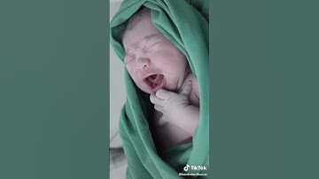 Em bé vừa sinh ra đã biết diễn xuất - Quá đỉnh 👍