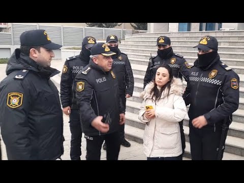 Видео: Polislərlə jurnalist qızlar arasında məhkəmə qarşısında gərginlik