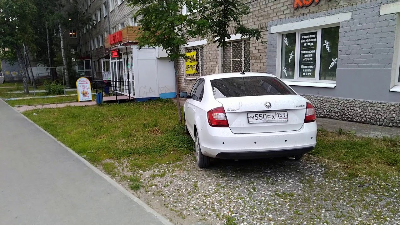 Парковка автомобиля на газоне