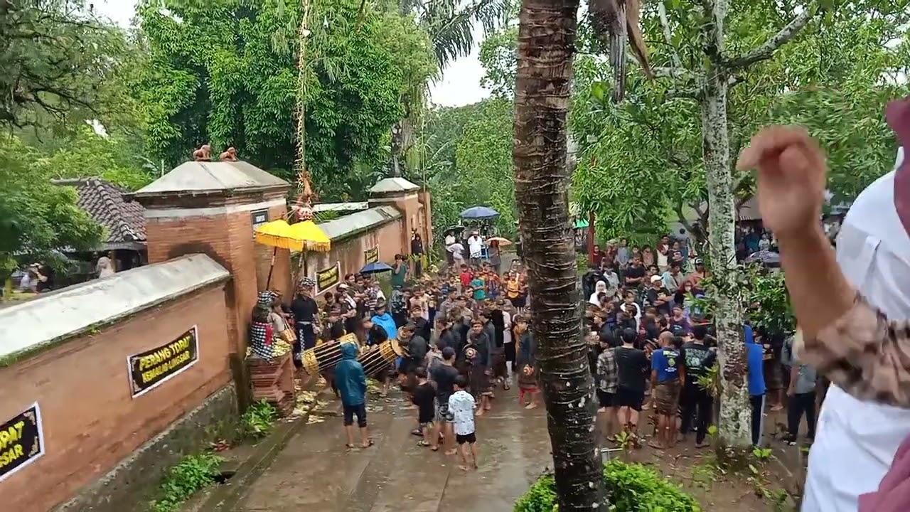 Tradisi Perang Topat Pujawali Pura Lingsar Lombok 15 Desember 2024 Part 1
