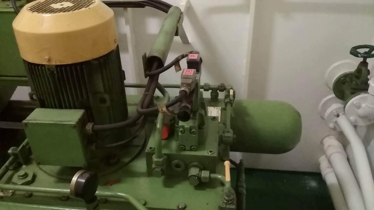 General cargo vessel engine room tour 1992 year (part 1) / Обход машинного отделения судна 3300kWt