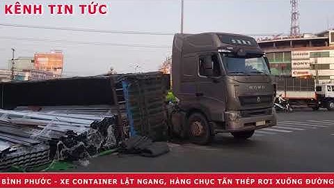 Kênh Tin Tức | Container Lật Ngang, Rớt Thùng Giữa Ngã Tư, Hàng Chục Tấn Thép Văng Ra Đường
