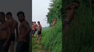 jabrdasti nadi mai ek admi ko    kudate ladke bal bal bacha admi deko live video