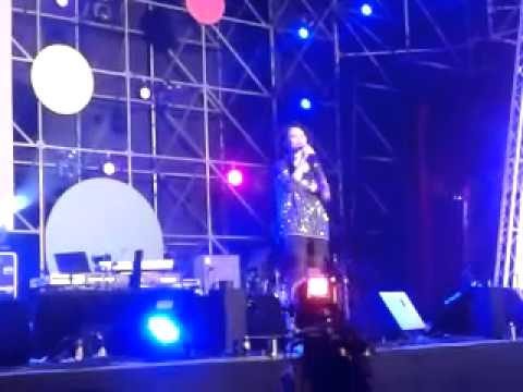 鍾政達參加103年跨年晚會聽周蕙唱約定