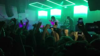 Video thumbnail of "Menswear [Live] - The 1975"