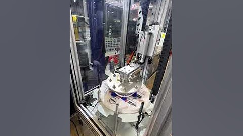 CARTESIAN ROBOT or robotic arm of injection moldig machine for chair with labelling and runner cut