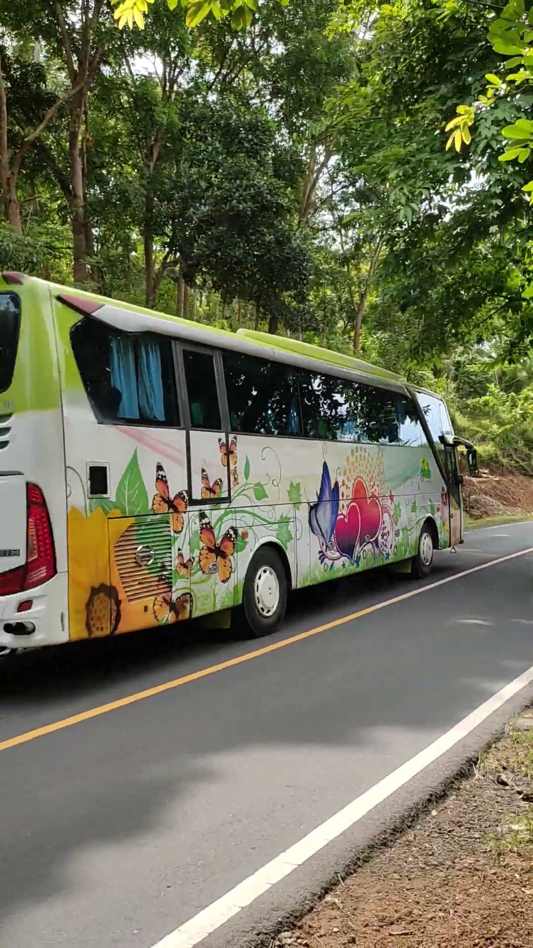 Green Paradise: Menggugat Definisi Mewah dalam Dunia Pariwisata Bus