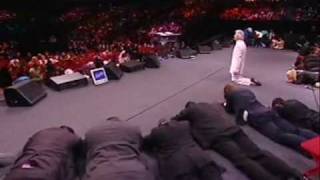 Video thumbnail of "Benny Hinn bows before God (1)"