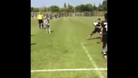 Siêu phẩm của cầu thủ u12