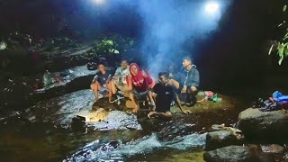 camping hujan deras tidur nyenyak di dalam goa ramai ramai & memancing ikan di air terjun