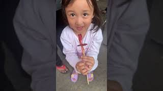 Raisya jalan pagi jajan gulali bentuk empeng bayi