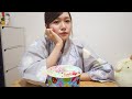 巨大なサーティーワンアイスクリームを食べながら、質問に答える。