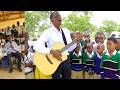 MWALIMU MWINGINE MANYARA ANAYEFUNDISHA KWA MUZIKI ATUMIA GITAA AITWA NA RC SENDIGA ALINISHIKA MKONO 