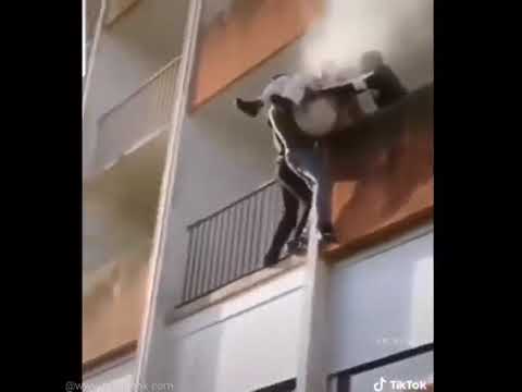 باعجوبه انغاز رجل مسن من حريق سق في الله ان اصابك شي واعلم ان له جنودا لا يعلمها الا هو