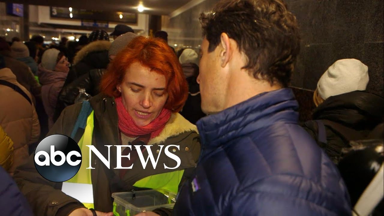 Ukrainian volunteer dubbed 'Angel of Lviv' helps thousands flee country l GMA