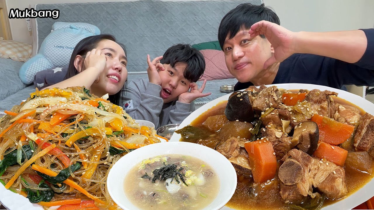 가족과 함께 먹는 명절음식:) 돼지갈비찜,잡채,떡국 먹방 Braised pork ribs, Japchae, Rice cake soup MUKBANG