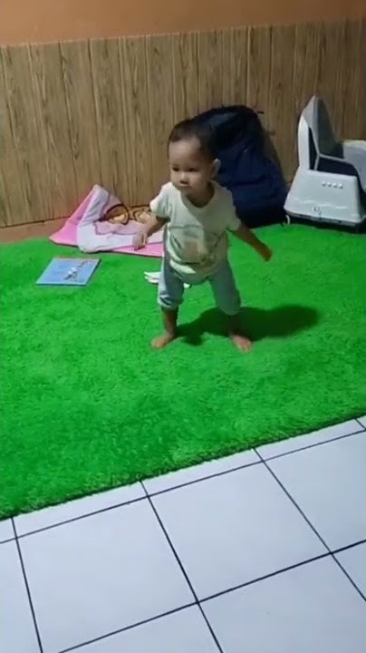 bayi 10bln belajar berjalan,langkah perdana jalan sendiri