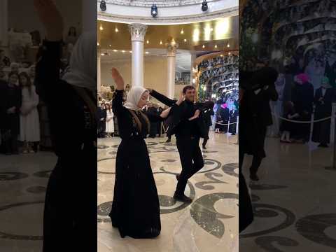 Парень зажигательно танцует
