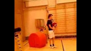 Oden spelar säckpipa på idrotten!