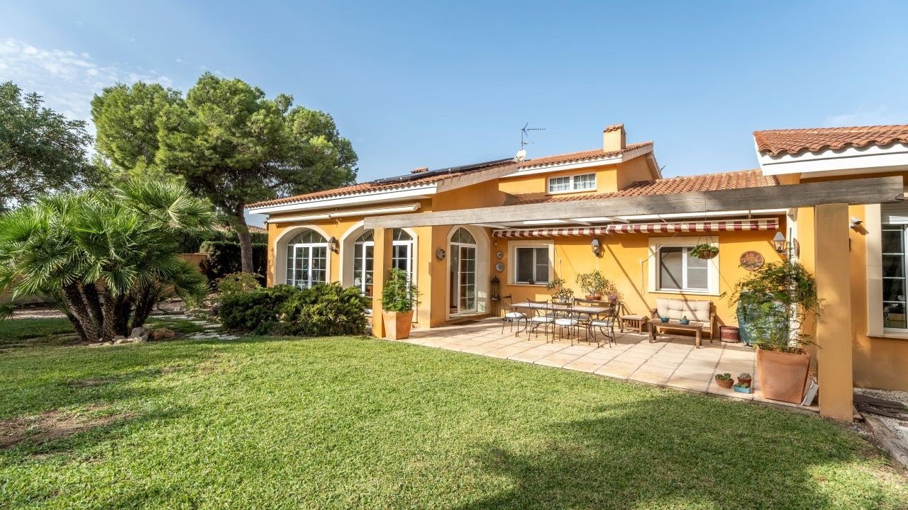 Elegant 5-Bedroom house with solar energy on a large plot in Mutxamel, Alicante