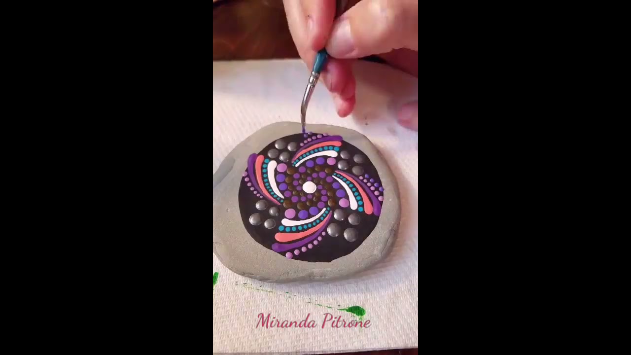 Speed painting - dot art / dot drag (comma stroke) mandala by Miranda Pitrone