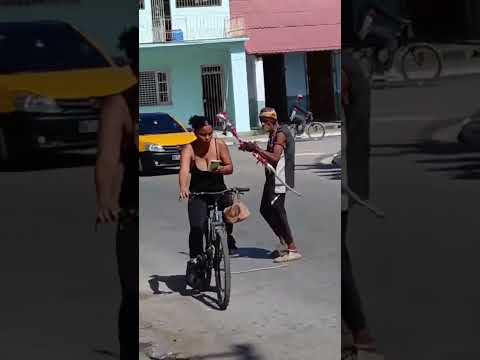 Camagüey, piden atención para un hombre visto en la calle con un arco improvisado.