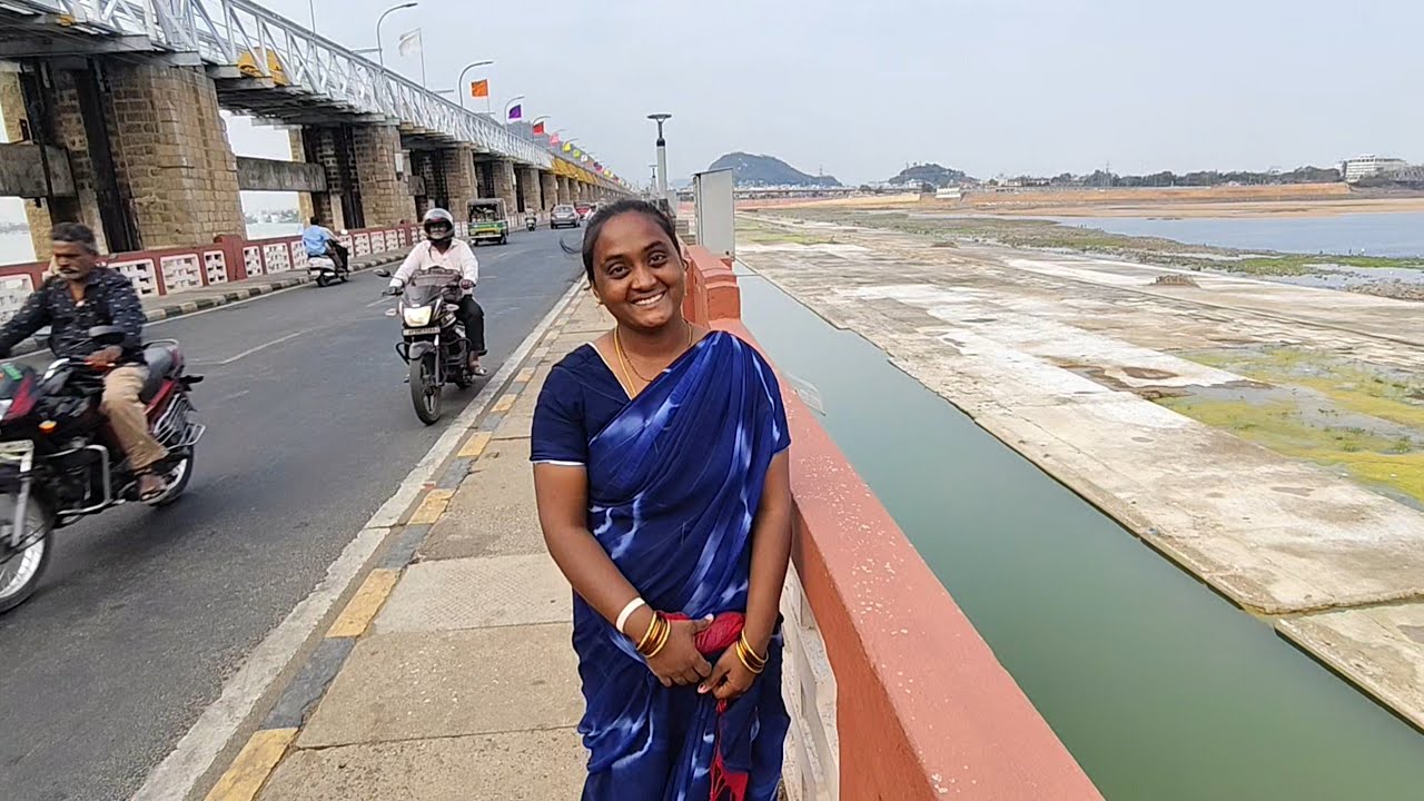 పెద్దకోడలా...ఈ చీర కట్టుకోమని మా అత్త బులుగు రంగు చీర ఇచ్చింది ఎలా ఉందో చెప్పండి ఫ్రెండ్స్