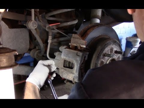 Vídeo: Com es canvia una bombeta del far posterior en un Jeep Grand Cherokee 2007?