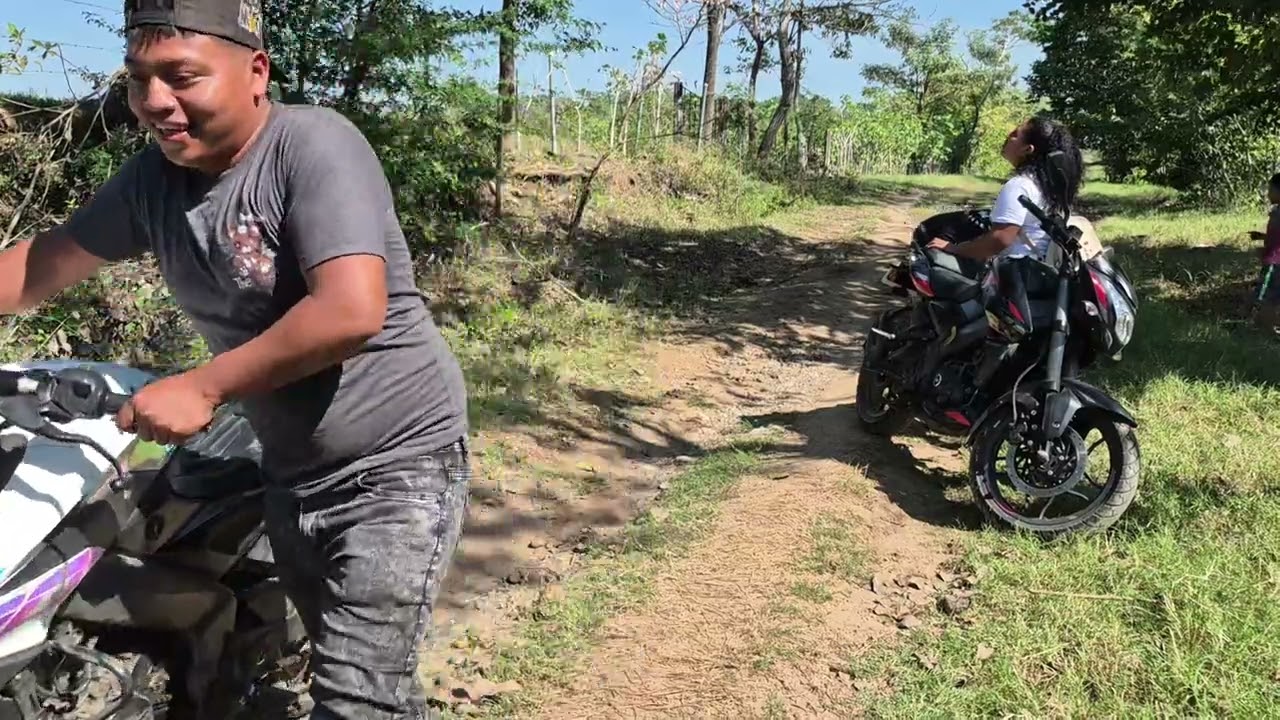 Una culebra corre al grupo todos salen corriendo
