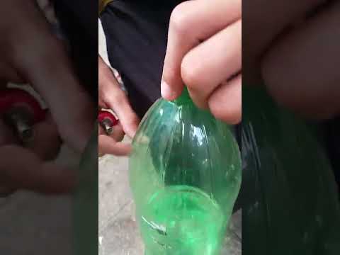 Vídeo: Como você faz um foguete de garrafa com duas garrafas?