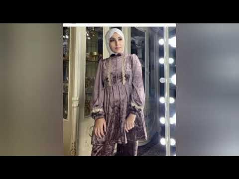 Qiz külotsiz xalatda uy atrofida aylanib yuradi (video) Qiz külotsiz xalatda uy atrofida aylanib yuradi (video)