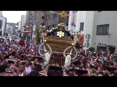 鳥越まつり 三筋南立派なバトル 宮神輿渡御2014年。