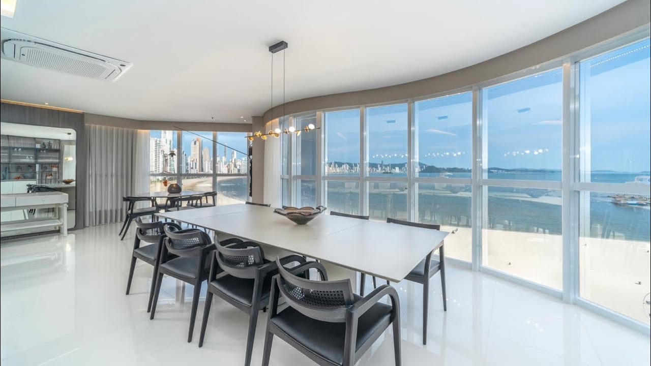 Apartamento frente mar em prédio de luxo em Balneário Camboriú, e por R$ 12.8 milhões, pode ser seu.
