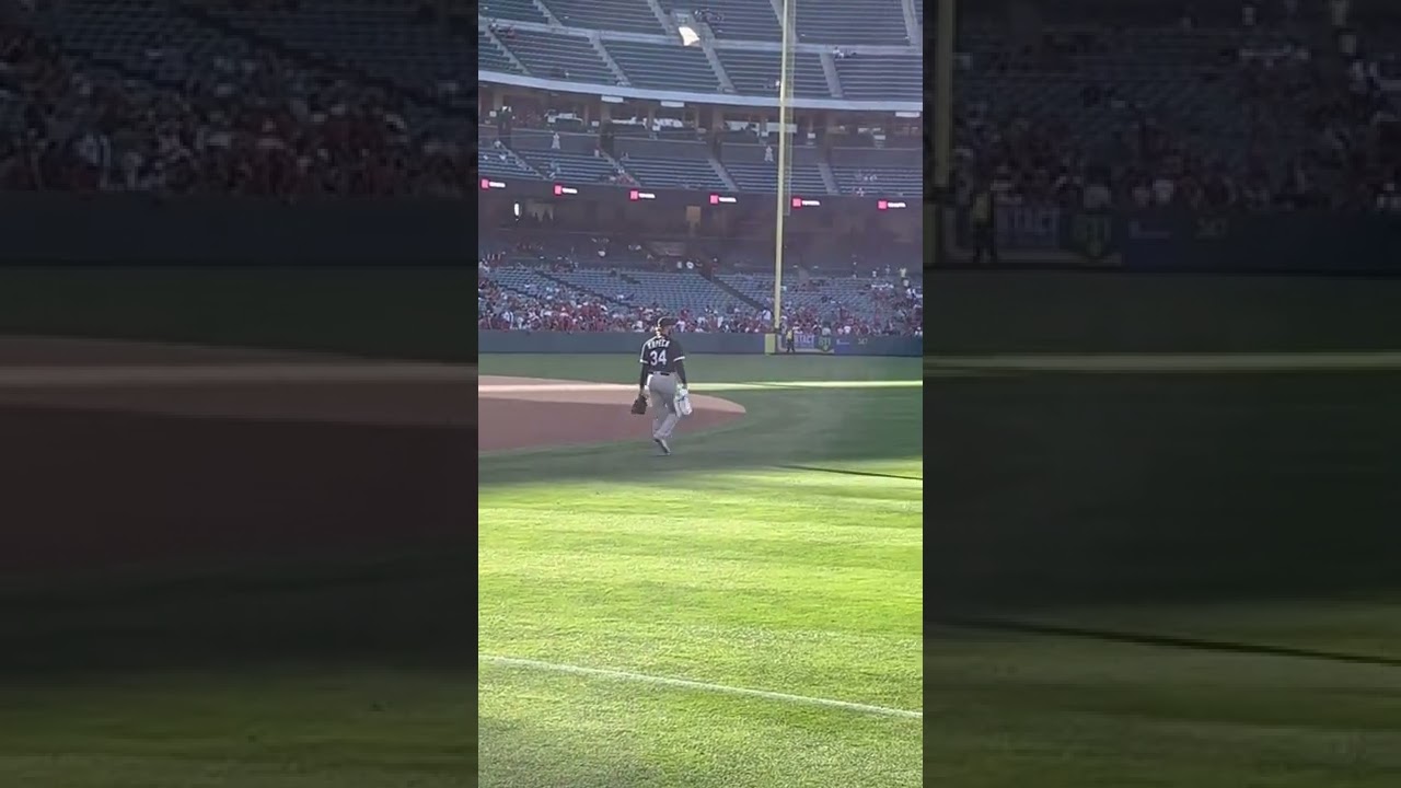 Michael Kopech trotting out to the bullpen for Game 3 in Anaheim!
