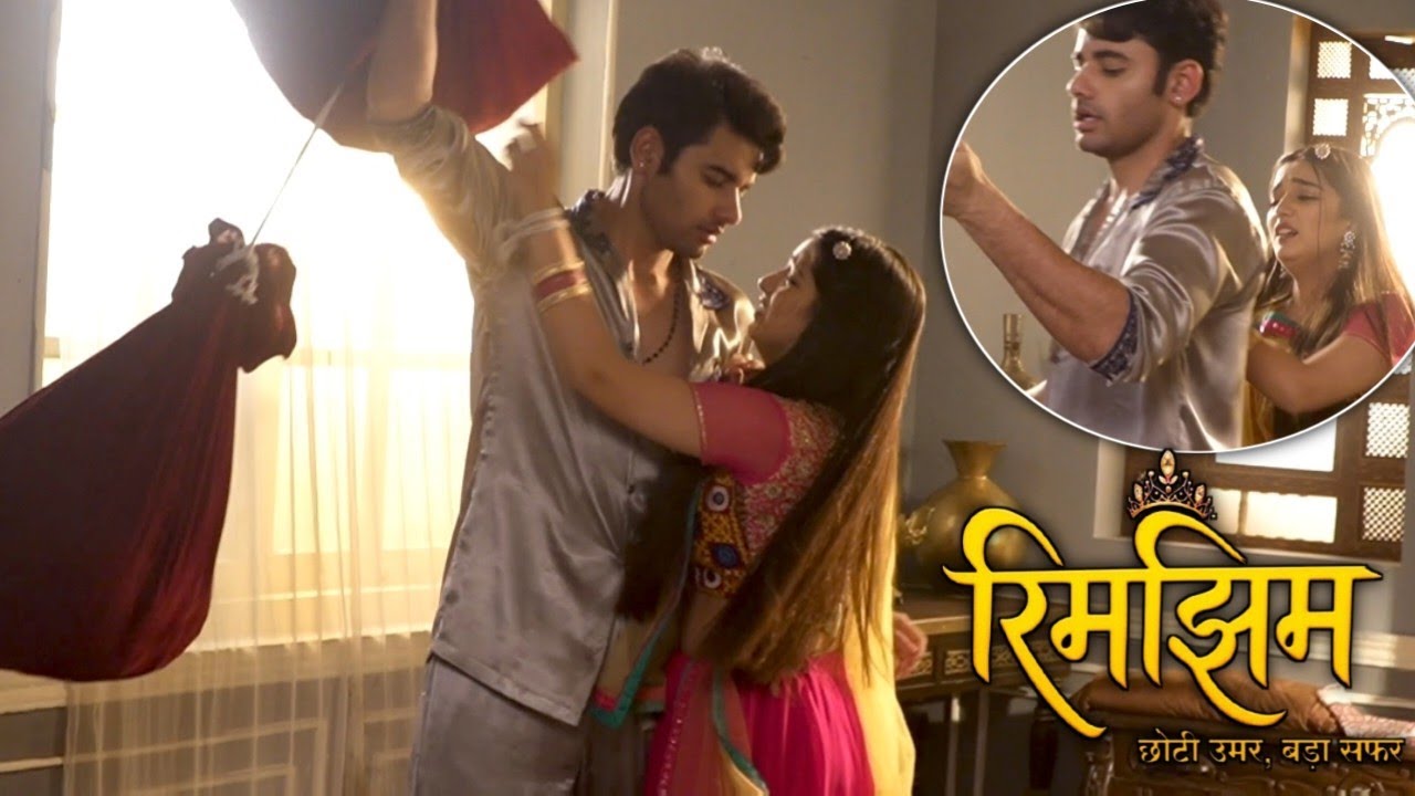 Rim jhim:- samir कैंची lekar pahucha rim jhim ki potliya katne 